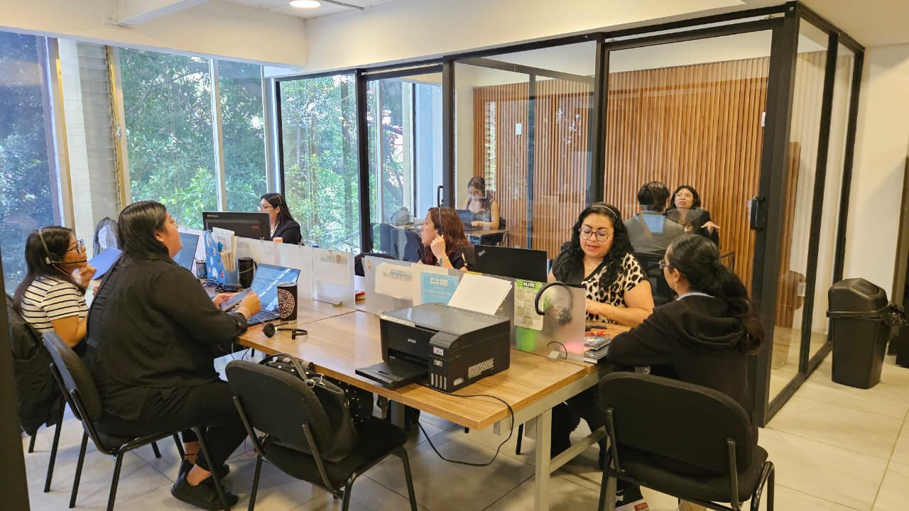 Sala de trabajo con diseño moderno y estanterías