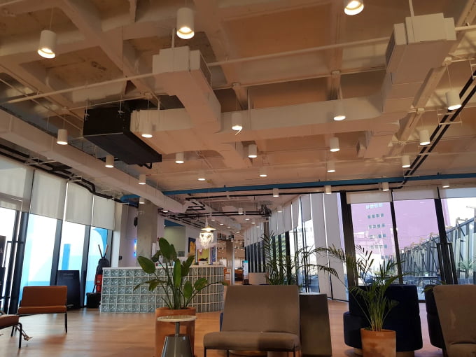 Oficina de cowork amueblada