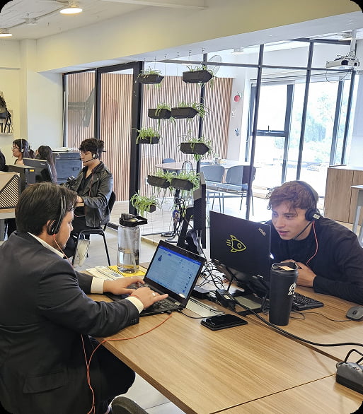 Personal trabajando en oficinas de S&C