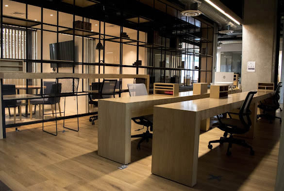 Oficinas modernas con escritorios de madera