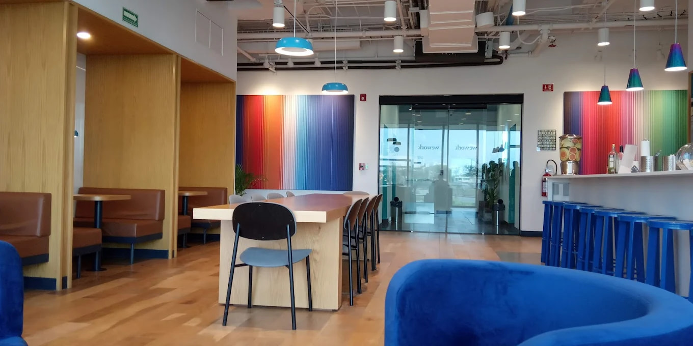 Oficinas coloridas en Monterrey de Security & Clean