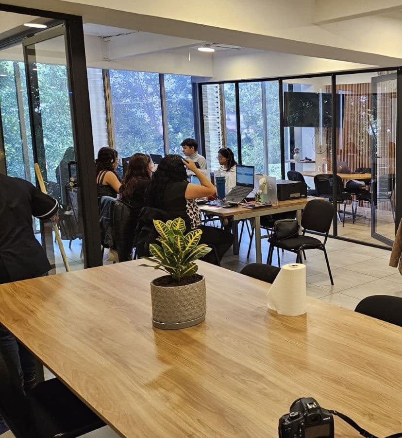 Oficinas en Monterrey con colaboradores trabajando