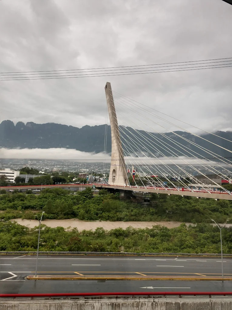 Puente sobre el río en Monterrey