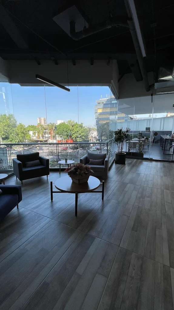 Sala de reuniones con ventanales y vista panorámica