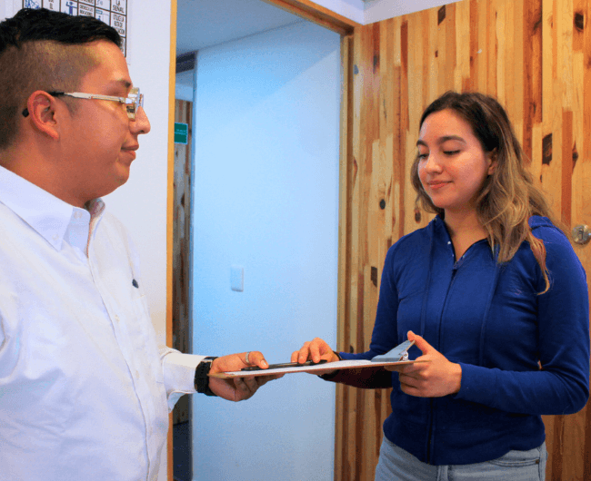 Personal domestico del hogar entregando formulario de 7 filtros de seguridad