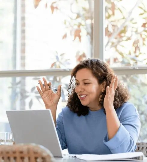 Mujer en videollamda para seleccionar personal domestico