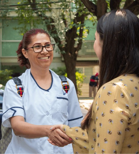 Personal domestico profesional presentandose a servicio