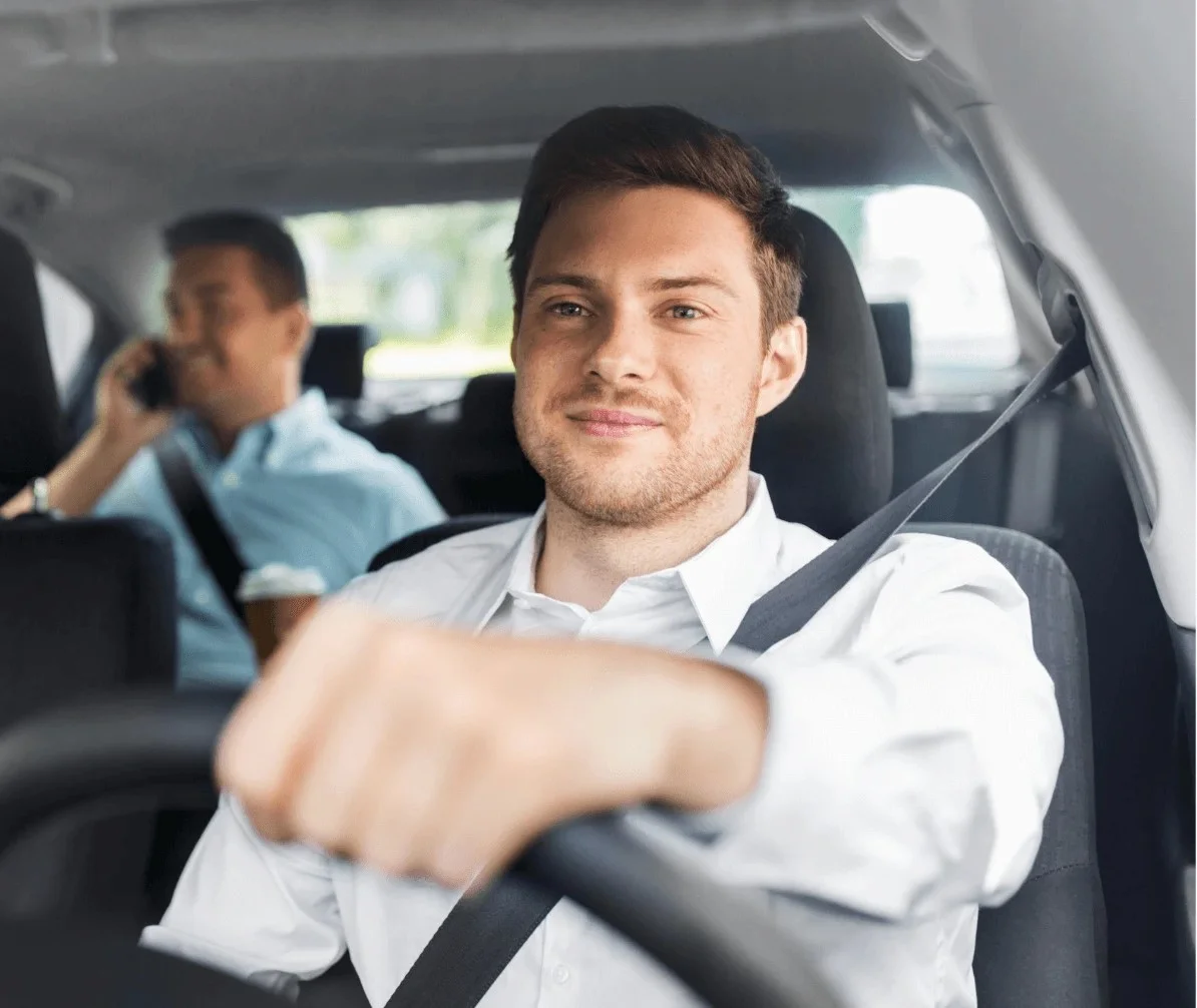 Chofer ejecutivo profesional junto a auto de lujo