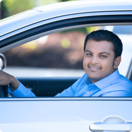 chofer especializado con una sonrisa