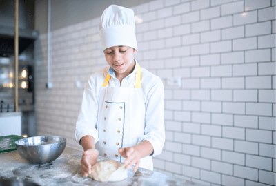 Cocinera profesional del hogar amasando masa