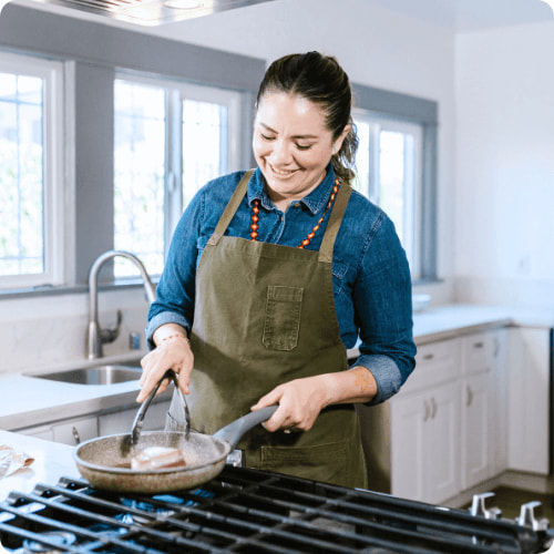 cocinera profesional cocinando un platillo