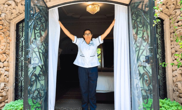 Personal domestico profesional Security and Clean posando