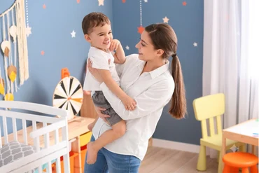 Personal doméstico profesional cuidando a niño