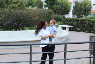 Personal domestico profesional cuidando a niño