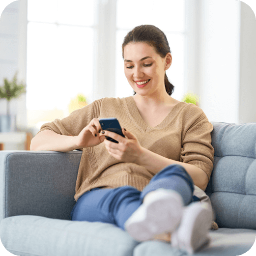 Hombre viendo su telefono para contratar servicio de limpieza profesional