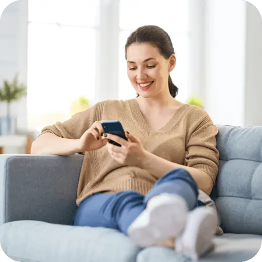 Hombre viendo su telefono para contratar servicio de limpieza profesional