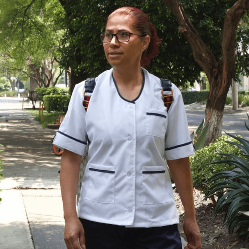 personal de limpieza de pie